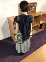 シルキーピンタックブラウス