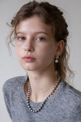 Curved line pearl drop earring