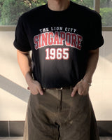 1965 シンガポールレタリングショートスリーブTシャツ