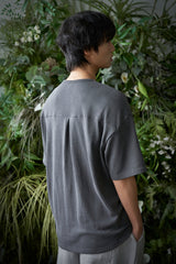 EエッセンシャルプリーツUネック 1/2 Tシャツ (Charcoal)
