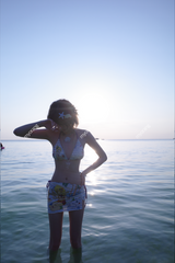 夏の女の子ビキニ