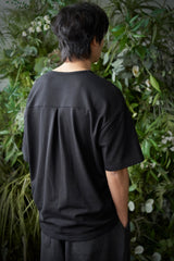 ESSENTIAL PLEAT U-NECK 1/2 TEE (Black)