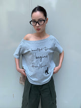 Lettering one-shoulder off-shoulder overfit short-sleeved T-shirt