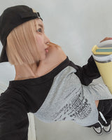 バターフルレタリングアンバランスオフショルダー長袖Tシャツ
