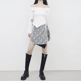 アヌオフショルダーバックルtシャツ