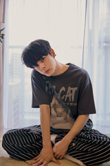 QT8 x USA TAKUMA ザ キャットT (チャコール)
