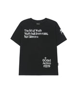 ヴィンテージクラックドタイポグラフィーレギュラーフィットTシャツ - ブラック
