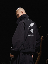 RELABEL 24AW バグオウンドフォーム ブラック ハーフハイスタンドアップカラー バットスリーブシルエットプリントジャケット