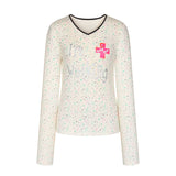 BETWEENAND「Music Box Melody」Spring: a loose-long-sleeved T-shirt with a V-neck and various prints, worn while working