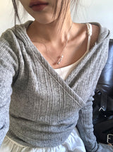 ヒトーラップボタンスリムフードニット