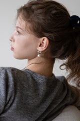 Curved line pearl drop earring
