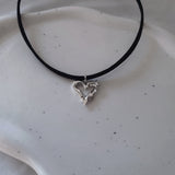 [IDLE Shuhua Necklace] メルティングメタリックハートチョーカーネックレス - Silver Color