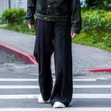 微フレアでプリーツの入った黒のロングパンツ