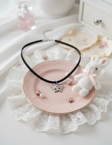 [IDLE Shuhua Necklace] プチエンジェルチョーカーネックレス - シルバーカラー