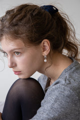 Curved line pearl drop earring