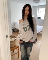 Maril ナンバー レタリングプリントワンショルダーロングスリーブTシャツ