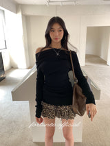 Black hole off-shoulder long-sleeved knitwear