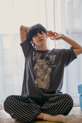QT8 x USA TAKUMA ザ キャットT (チャコール)