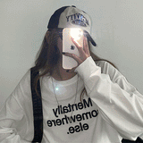 Melton lettering long-sleeve t-shirt