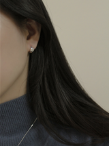 Hug earring (silver)