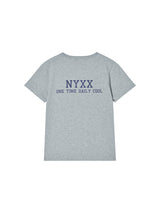NYX フラッグアップリケTシャツ グレー