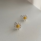 デイジーパステルフラワーポイントシンプルピアス / deii Silver 925 Daisy Pastel Flower Point Simple Earrings