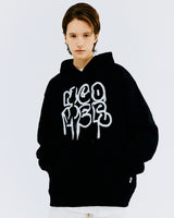 ラウンドタイポスプレーフーディー/ROUND TYPO SPRAY HOODIE-BLACK