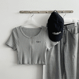 ピーチリブドエンブロイダリーラウンドショートクロップドジップアップ / Peach's Ribbed Embroidery Round Short-Sleeved Cropped Zip-up