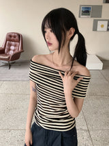 パミンストライプクロップオフショルダー半袖Tシャツ / Pamin Stripe Crop Off-Shoulder Short-Sleeved T-Shirt