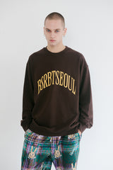 アーチロゴクルーネック / BSR2223FWPO077 BSRBT ARCH LOGO CREWNECK BROWN