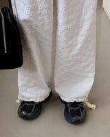 フラワーエンボスストリングワイドジョガーパンツ