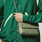 パイピンレザーストラップフラップバッグ＆ユティリティキーリング / piping leather strap flap bag & utility key ring basil