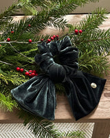 Vintage Mood Cameo Velvet Ruffle Scrunchie[Deep Green] 