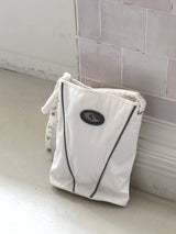 バイテンナイロンスナップボタンVロゴクロスバッグ/Byten Nylon Snap Button V Logo Crossbody Bag