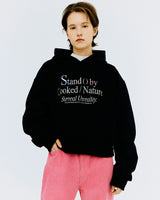 スタンドバイタイポクロップフーディ/STAND BY TYPO CROP HOODIE-BLACK