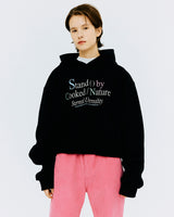 スタンドバイタイポクロップフーディ/STAND BY TYPO CROP HOODIE-BLACK