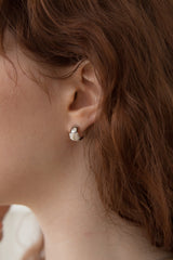 カラーポイントミニカーブピアス/Color point mini curve 'silver' earring (4colors)