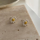 デイジーパステルフラワーポイントシンプルピアス / deii Silver 925 Daisy Pastel Flower Point Simple Earrings