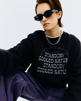 スプレーアーチロゴクロップスウェット/SPRAY ARCH LOGO CROP SWEATSHIRT-CHARCOAL