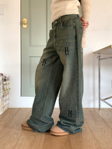 Pale hip lettering washed wide denim pants