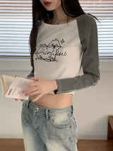 アイコニックラグランカラーリングプリントボートネッククロップド長袖Tシャツ / ikonic Raglan Coloring Printed Boat Neck Cropped Long-Sleeved T-Shirt