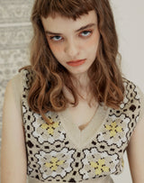 GRANNY SQUARE V-NECK CROP VEST  SAND BEIGE (6691440001142)
