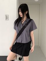 バオポケットVネックオープンカラークロップド半袖シャツ / Bao pocket V-neck open collar cropped short-sleeved shirt