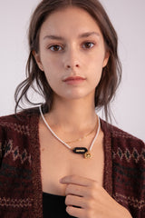 ロゴバーアンドユニークラインチェーンパールネックレス/Logo bar and unique line chain pearl necklace