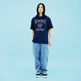 UNIVERSITY EMB SS TEE WHITE(CV2CMUT516A) (6691127951478)