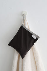 flat pouch (black olive)
