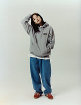 セリフエンブレムフーディー / SERIF EMB HOODIE GREY(CV2CFUM403A)
