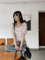 ダブフラワーパターンシャーリングスクエアネッククロップド半袖ブラウス / Dove flower-patterned shirring square neck cropped short-sleeved blouse