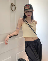 モメオンレタリング刺繍サスペンダークロップドノースリーブ / Momeon lettering embroidered suspenders cropped sleeveless