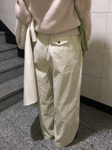 バジルツータックコーデュロイパンツ